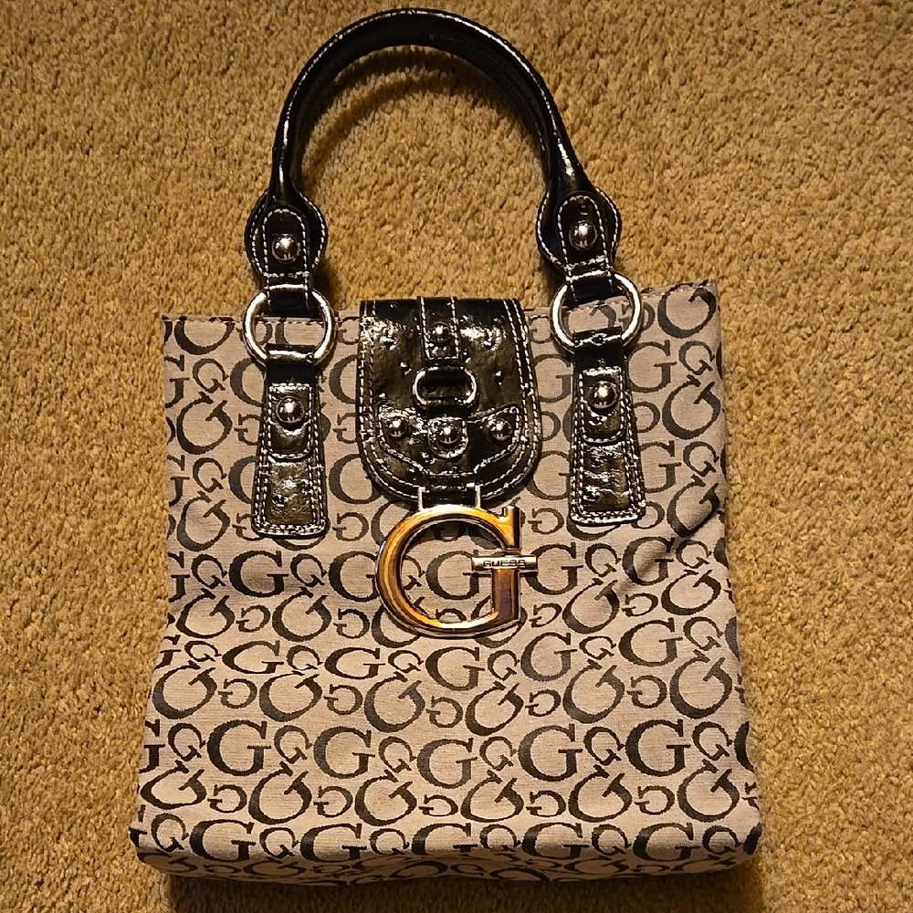 Guess. Beige and Black Monogram Shoulder bag with Fresh Structured Design